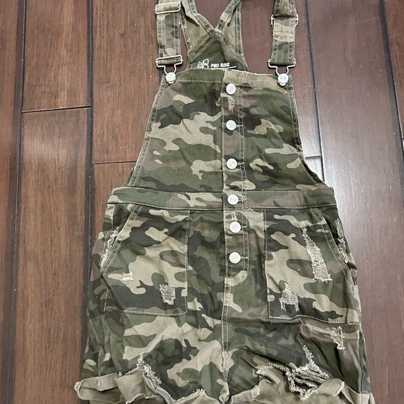 Camo Mid-Rise Utility Jumpsuit – Size S (3–5) - Picture 3 of 5